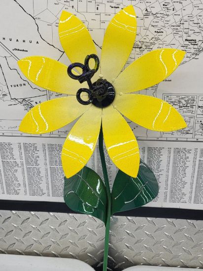 Picture of 22-Short Classic Yellow Daisy - Black Center