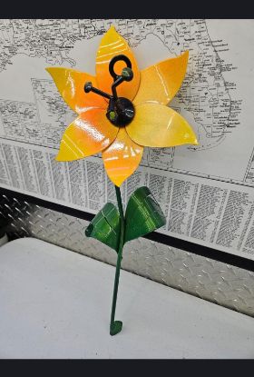 Picture of 22-Short PM Poinsettia SunSpot Black Post Center